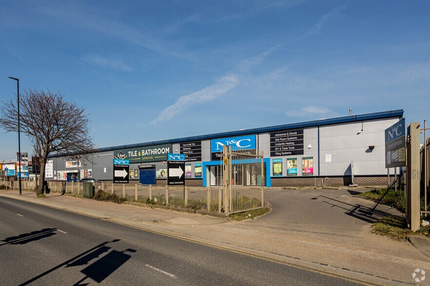 More Photos Of Bugsbys Way, London Warehouse For Lease