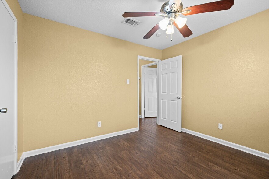 More Photos Of 601 E Coombs St, Alvin Apartments For Sale