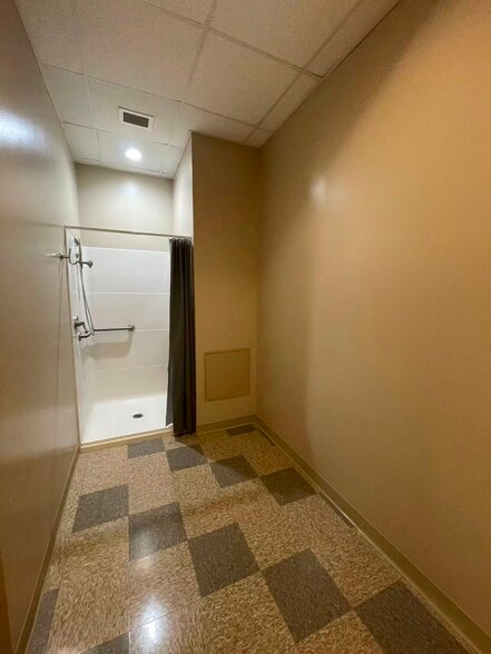 More Photos Of 7075 Kingspointe Pky, Orlando Showroom For Lease