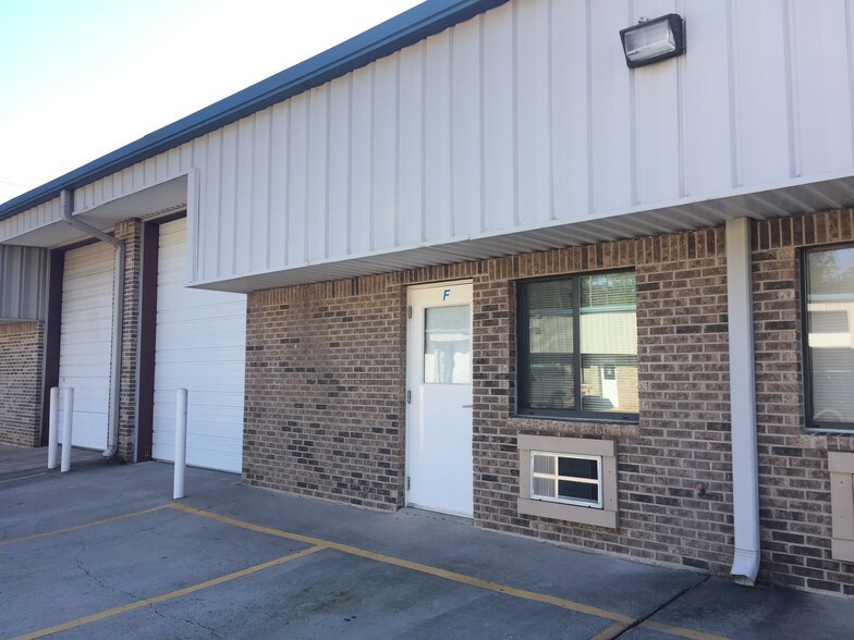 More Photos Of 4064 Nine McFarland Dr, Alpharetta Flex For Lease