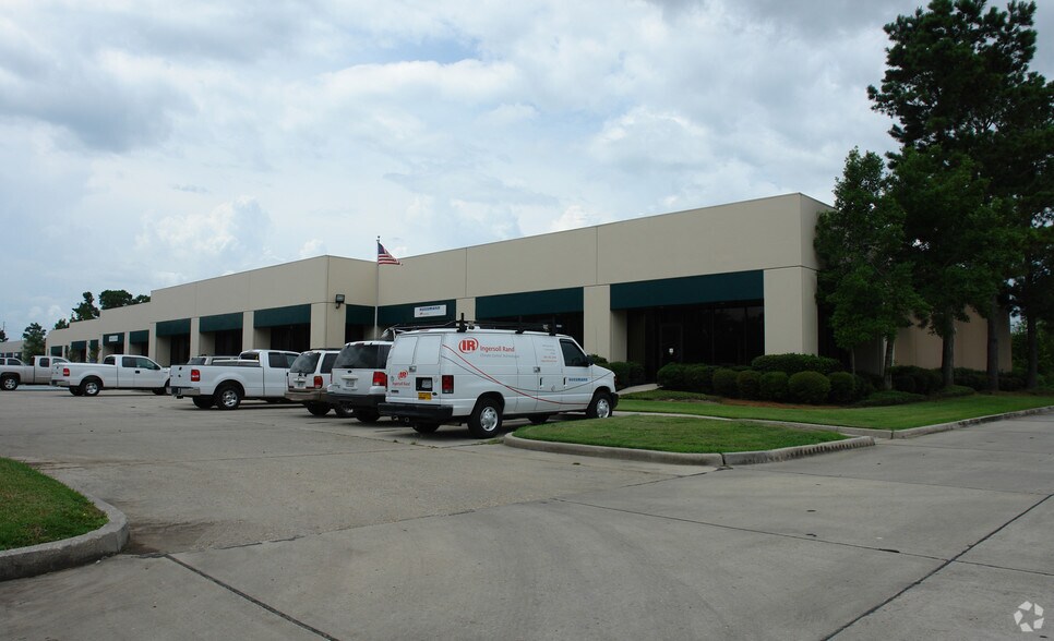 More Photos Of 115 James Dr W, Saint Rose Warehouse For Lease