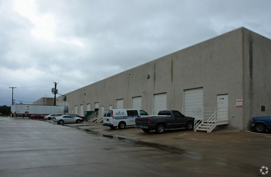 More Photos Of 8617 Ambassador Row, Dallas Showroom For Lease