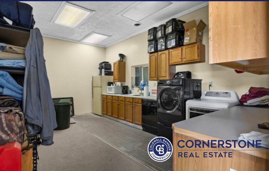 More Photos Of 1121 S Main St, Buffalo Service Station For Sale