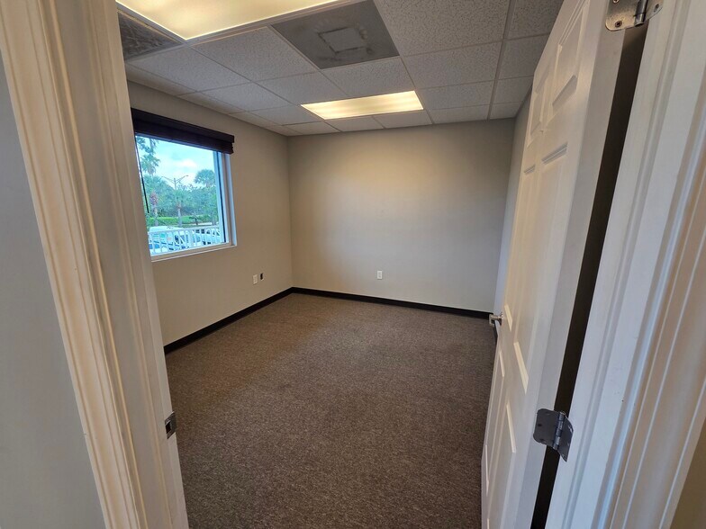More Photos Of 2781 Vista Pky, West Palm Beach Light Manufacturing For Sale