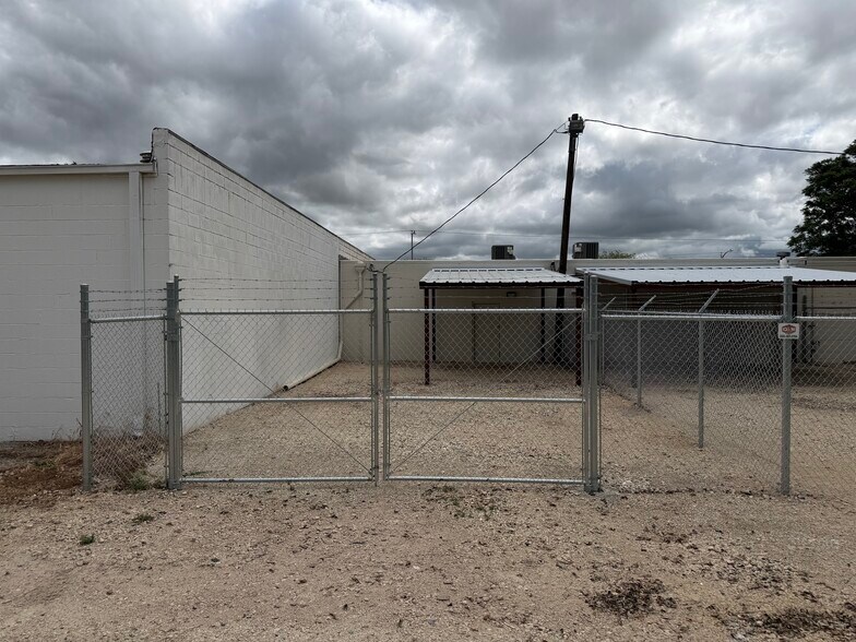 More Photos Of 1166 Butternut St, Abilene Flex For Lease