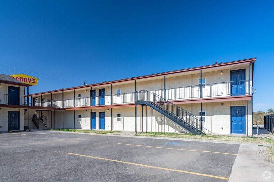 More Photos Of 1712 E 3rd St, Big Spring Apartments For Sale