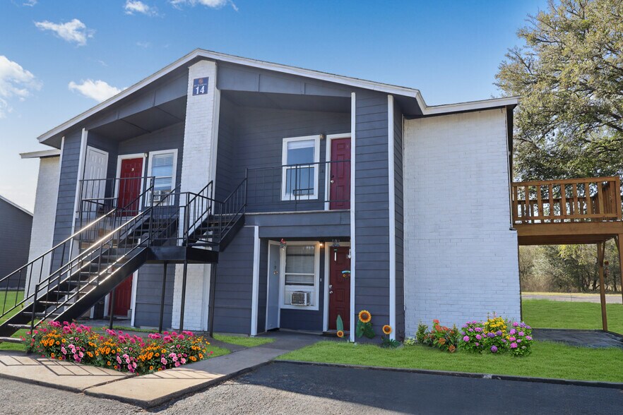 More Photos Of 1105 Westwood Ln, Giddings Apartments For Sale