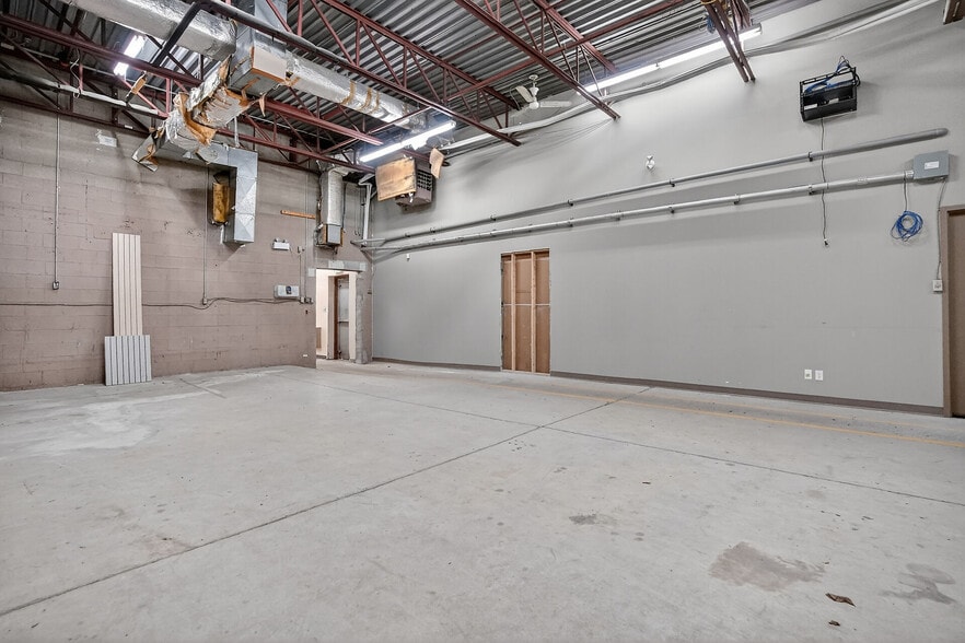 More Photos Of 812 Dundas St, London Freestanding For Sale