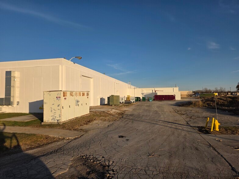 More Photos Of 300 Airport Rd, Ames Warehouse For Lease