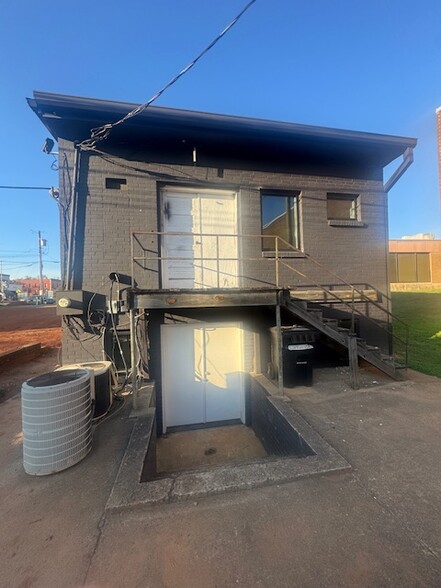 More Photos Of 6 Airline St, Belmont Freestanding For Lease