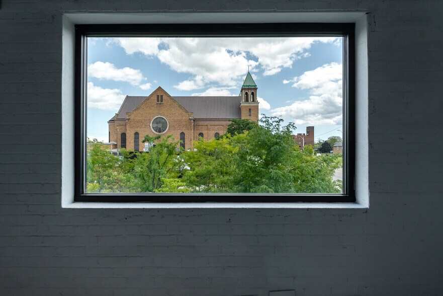 More Photos Of 4884-4892 Grand River Ave, Detroit Storefront Retail Office For Lease