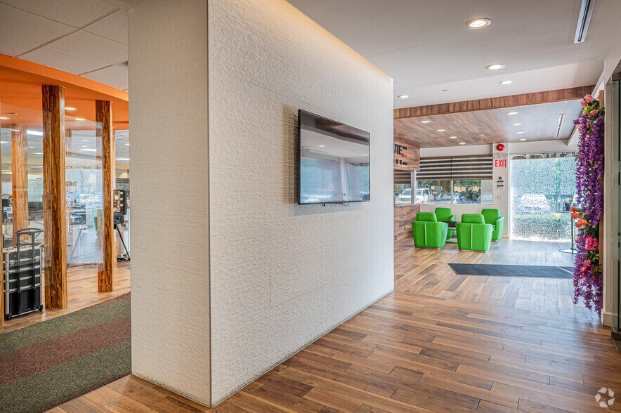 More Photos Of 19 Harbor Park Dr, Port Washington Warehouse For Lease