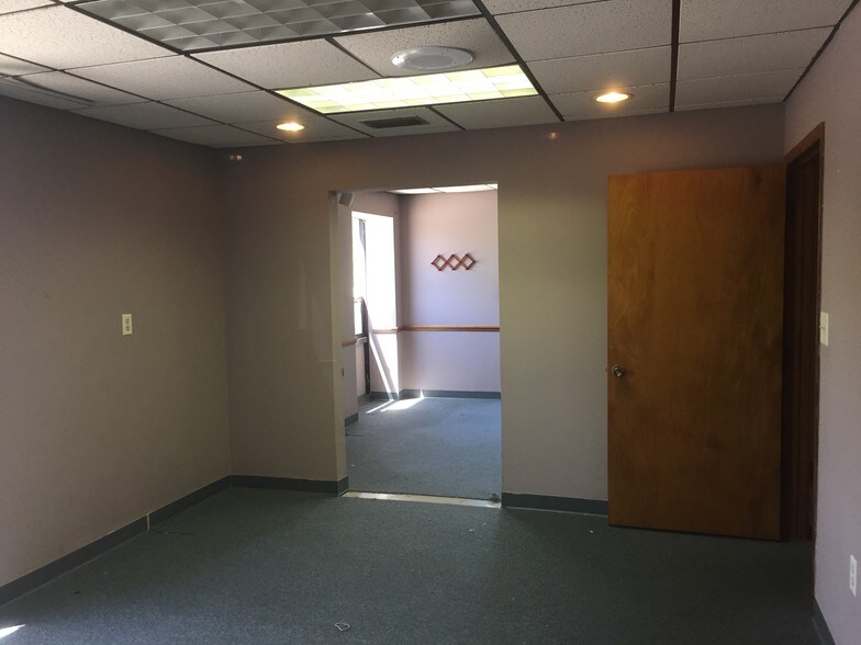 More Photos Of 4244 W Waters Ave, Tampa Showroom For Lease