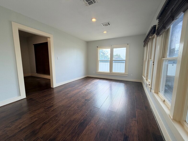 More Photos Of 415 W Goodwin St, Pleasanton Storefront Retail Office For Lease