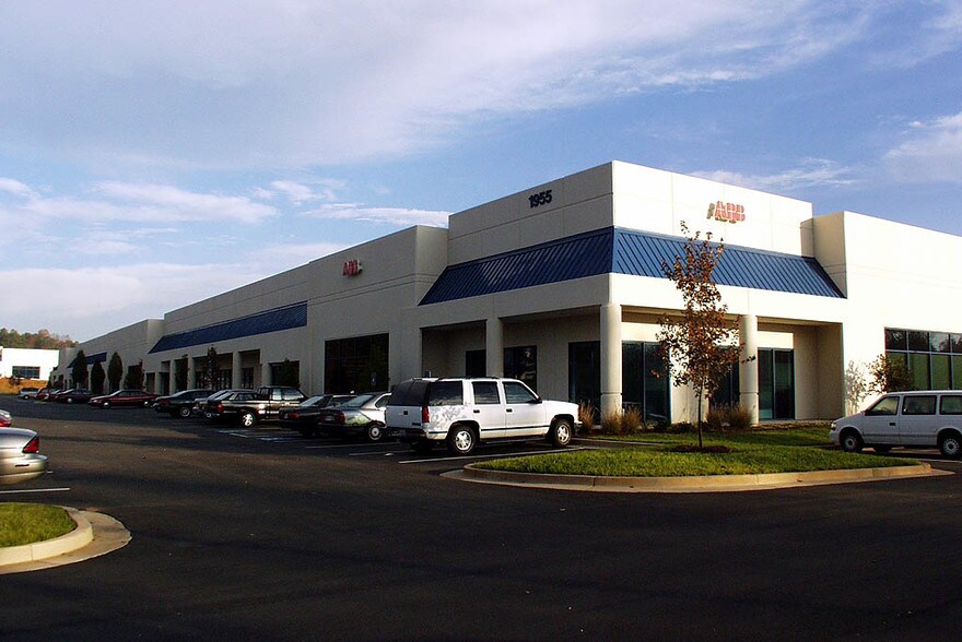 More Photos Of 1955 Evergreen Blvd, Duluth Flex For Lease