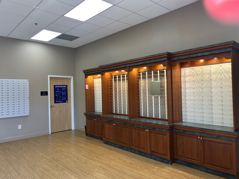 More Photos Of 437 S Illinois Ave, Oak Ridge General Retail For Lease