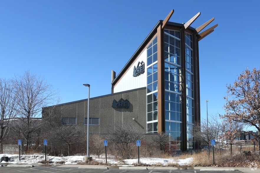 More Photos Of 758 American Blvd W, Bloomington Freestanding For Lease