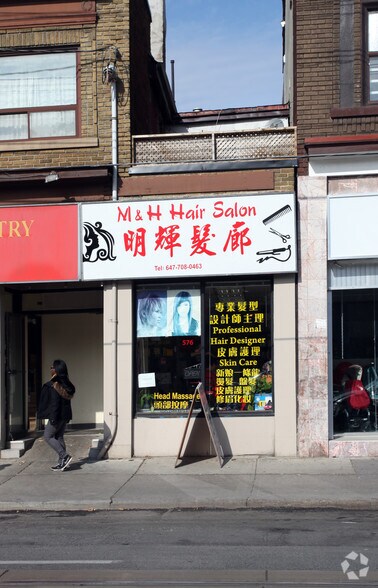 Primary Photo Of 576 Dundas St W, Toronto Storefront Retail Residential For Sale