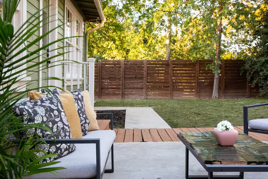 More Photos Of 724 N Cherry St, San Antonio Office For Sale