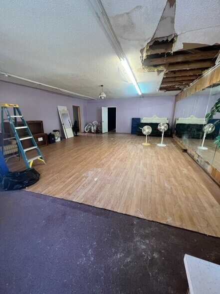 More Photos Of 28 Mullin Hill Rd, Spruce Pine Flex For Sale