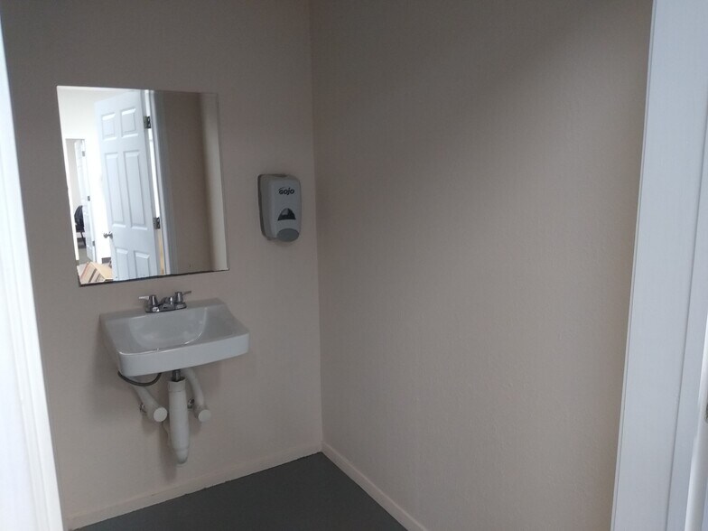 More Photos Of 1959 Saratoga Blvd, Corpus Christi Warehouse For Sale