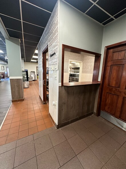More Photos Of 102 E Park St, Taylorville Freestanding For Sale
