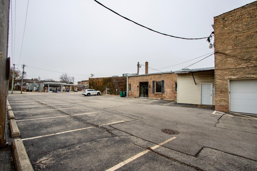 More Photos Of 414 Ridge Rd, Wilmette General Retail For Lease