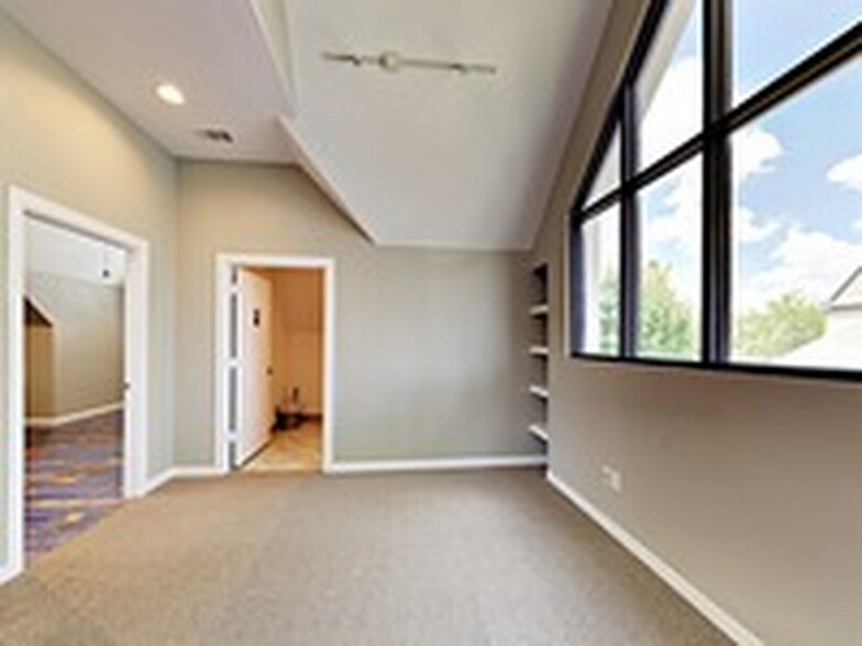 More Photos Of 2912 W Park Row, Arlington Loft Creative Space For Lease