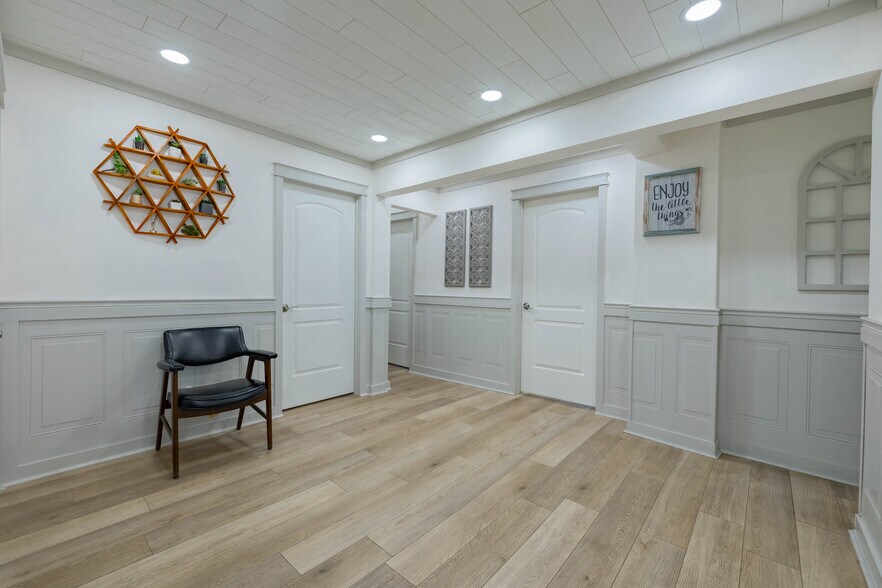 More Photos Of 256 N Wellwood Ave, Lindenhurst Office For Lease