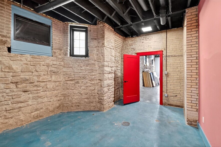 More Photos Of 1034 S Kingshighway Blvd, Saint Louis Office For Sale