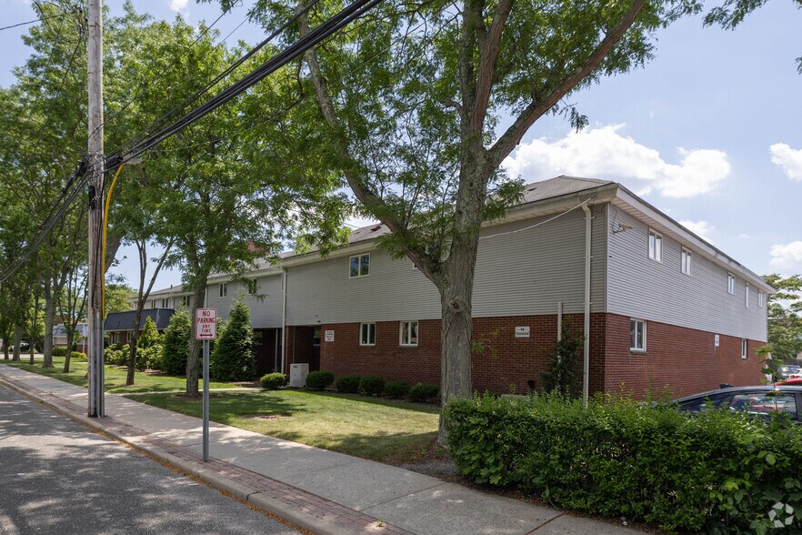 More Photos Of 375 E Main St, Bay Shore Medical For Lease