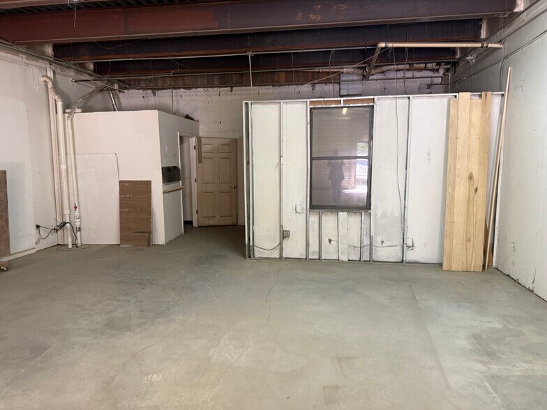 More Photos Of 840 Shallowford Rd NE, Kennesaw Warehouse For Lease