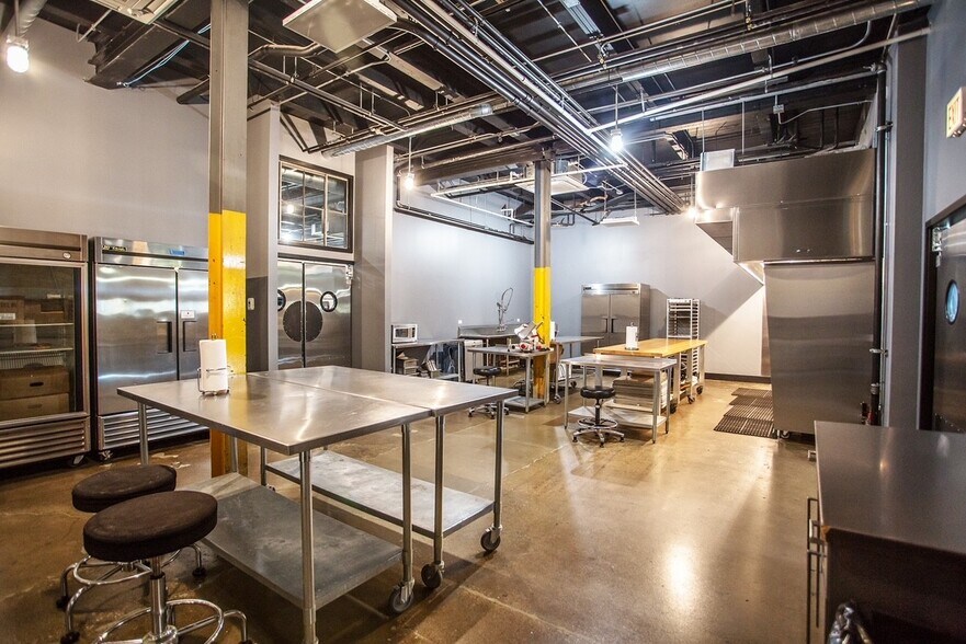 More Photos Of 548 N Sacramento Blvd, Chicago Industrial For Sale