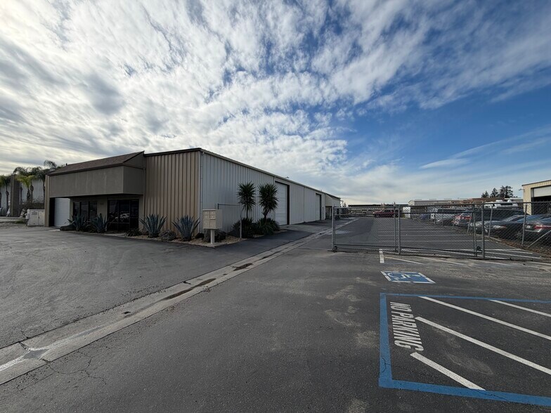 More Photos Of 4551 Grissom St, Bakersfield Warehouse For Sale