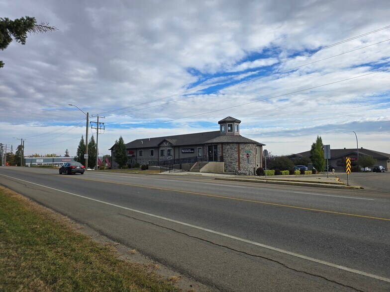 More Photos Of 110 Pelican Pl, Sylvan Lake Office For Sale