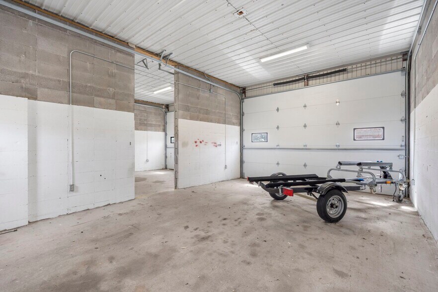 More Photos Of 418 N Old Wilderness Rd, Nixa Flex For Sale