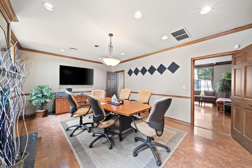 More Photos Of 2417 E Skelly Dr, Tulsa Office For Sale