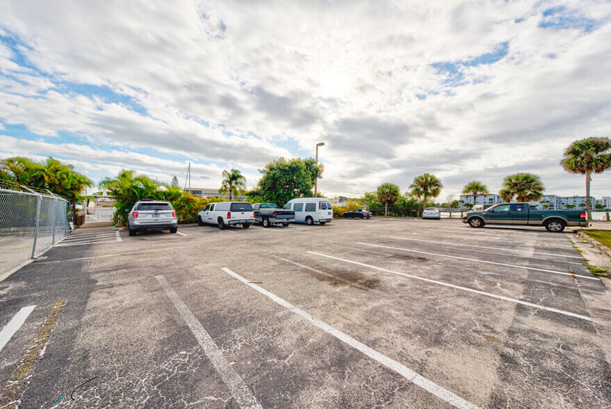 More Photos Of 400-408 W Cocoa Beach Cswy, Cocoa Beach General Retail For Sale