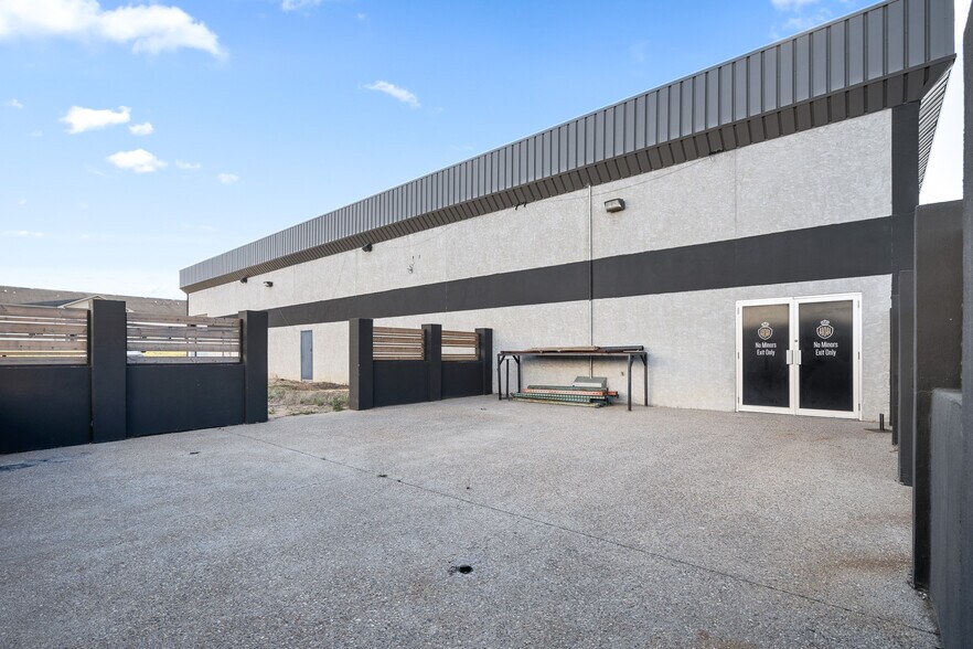 More Photos Of 6601 43 St, Lloydminster Storefront Retail Office For Sale