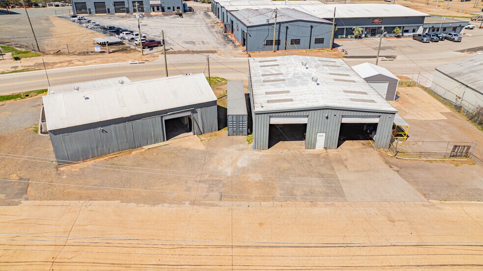 More Photos Of 118 Industrial Blvd, Kilgore Flex For Lease