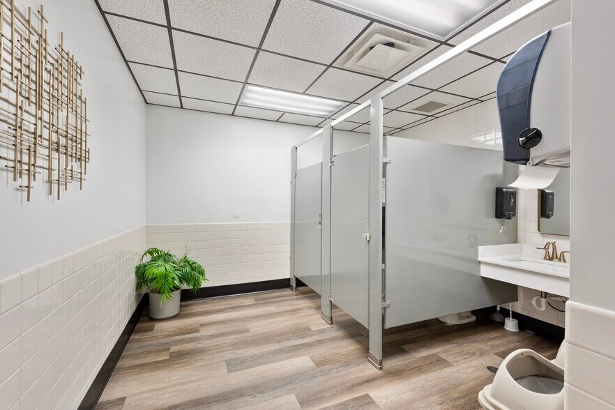More Photos Of 4124 N Quebec Ave, New Hope Office For Sale