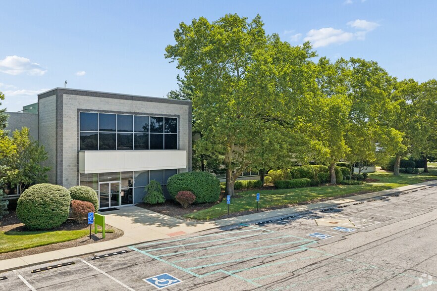 More Photos Of 5455-5555 Darrow Rd, Hudson Distribution For Lease