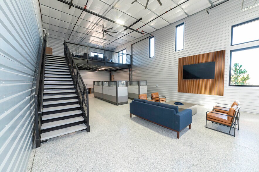 More Photos Of 5378 Ronald Reagan Blvd, Johnstown Flex For Lease