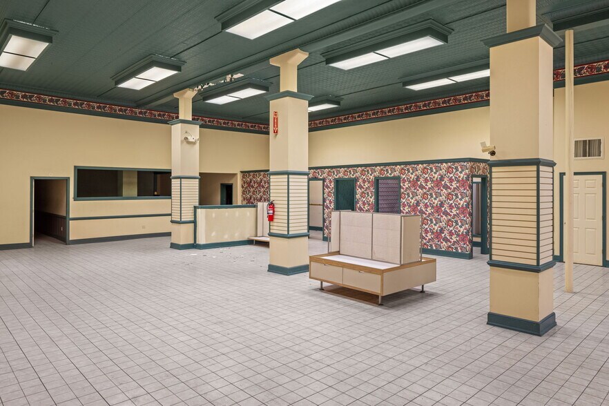 More Photos Of 203 N Court St, Florence Department Store For Sale