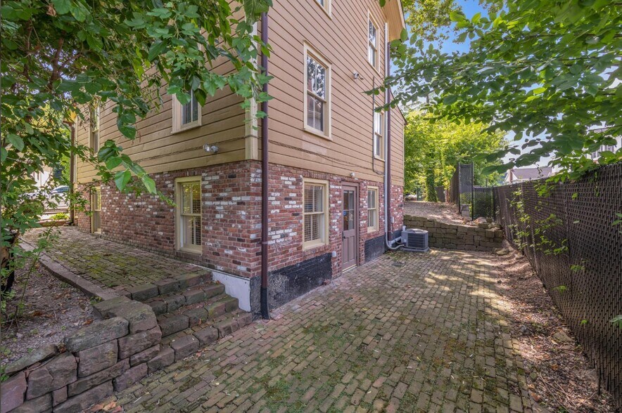 More Photos Of 1433 Old Northern Blvd, Roslyn Office For Lease