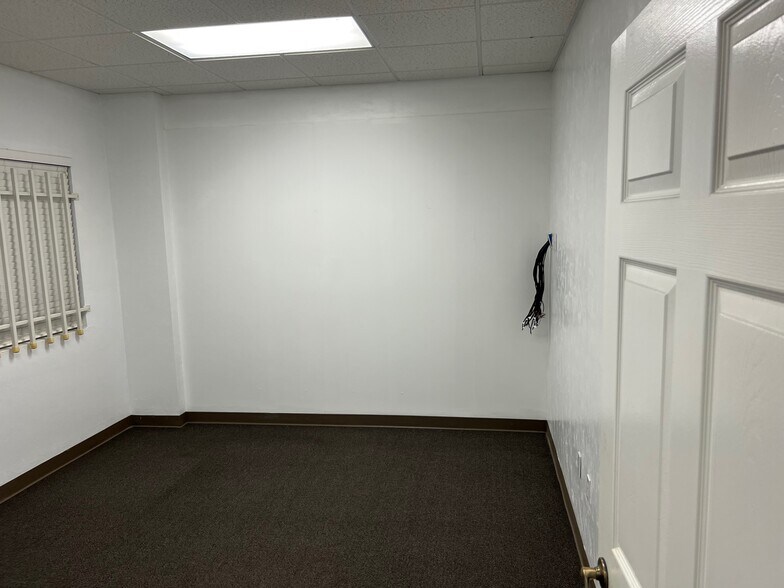 More Photos Of 4566 NW 5th Blvd, Gainesville Flex For Lease