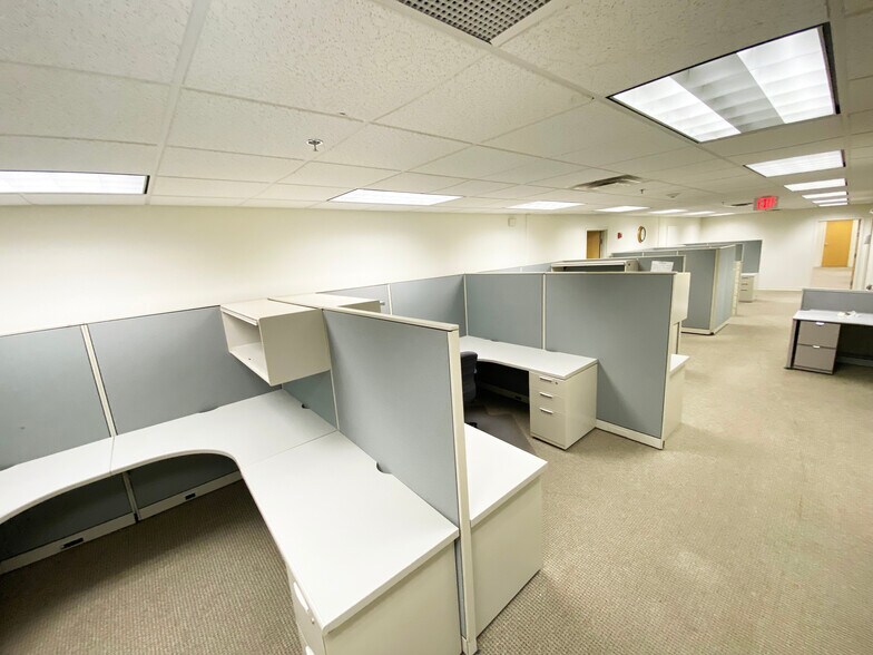 More Photos Of 21 Northwestern Dr, Salem Warehouse For Lease