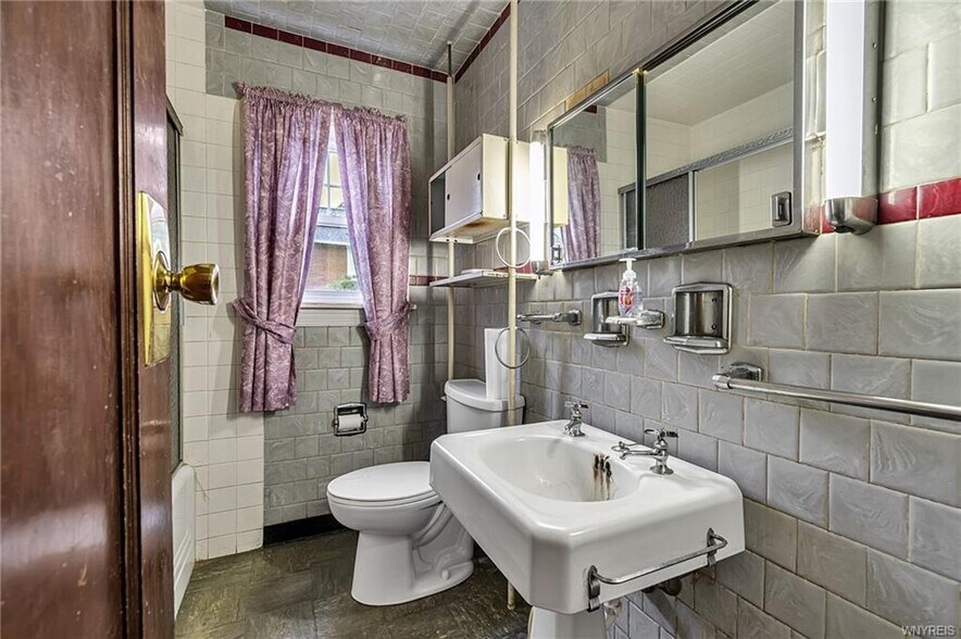 More Photos Of 427 Pine st, Lockport Flex For Sale