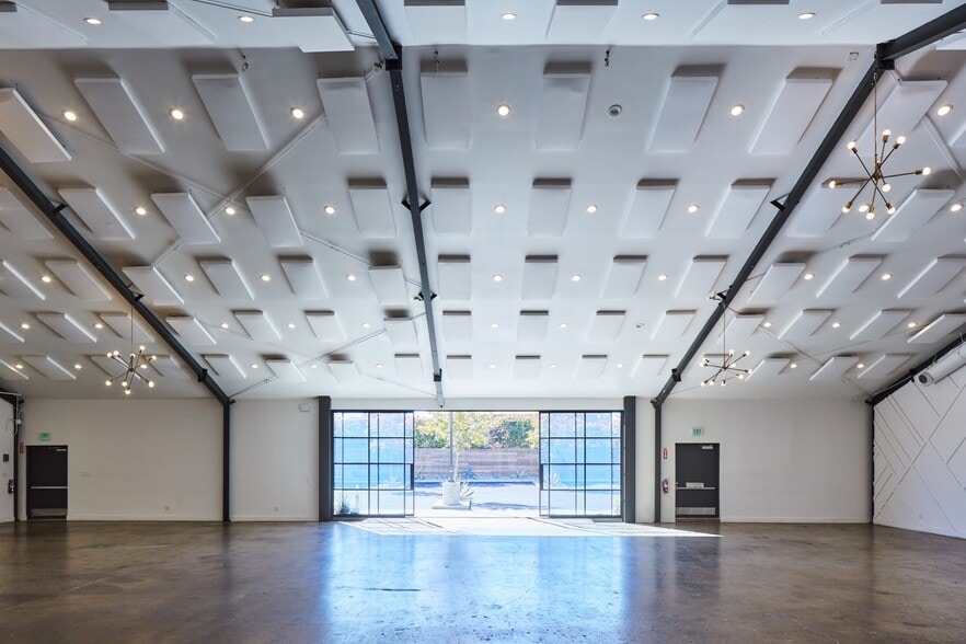 More Photos Of 2435-2449 N Naomi St, Burbank Loft Creative Space For Lease