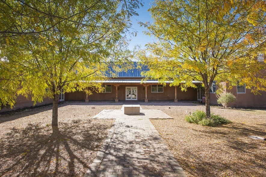 More Photos Of 5 Banana Ln, Santa Fe Freestanding For Lease